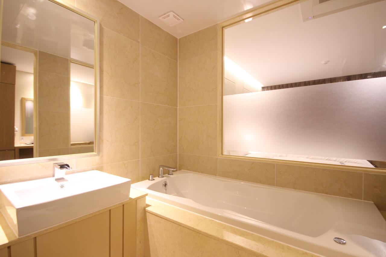 Mbn Hotel Changwon Exteriör bild